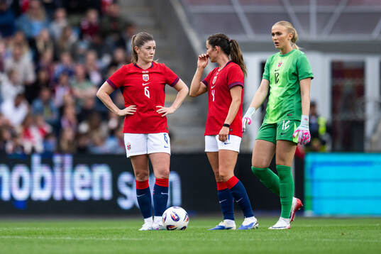 Maren Mjelde, Tuva Hansen and goalkeeper Selma Panengstuen