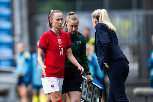 Caroline Graham Hansen and head coach Gemma Grainger of