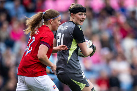 Signe Gaupset of Norway and goalkeeper Tove Enblom of Sweden