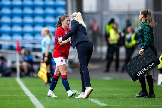 Maren Mjelde and head coach Gemma Grainger of Norway