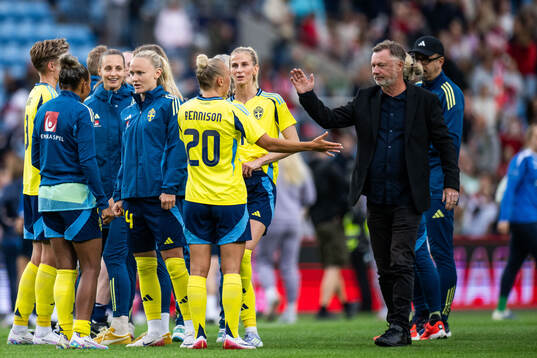 Hanna Bennison and head coach Peter Gerhardsson of Sweden