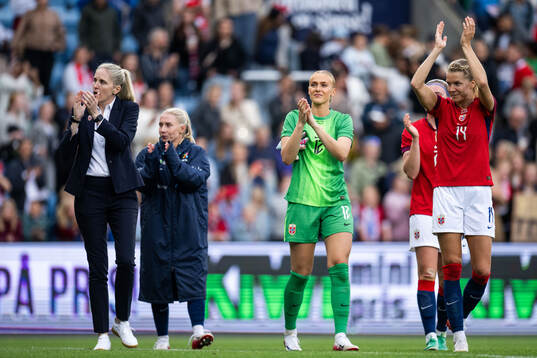 Head coach Gemma Grainger, goalkeeper Selma Panengstuen and