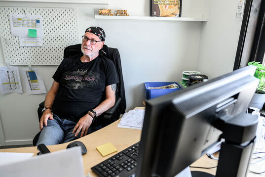 Thomas ”Slaktarn” Carlsson på kansliet i Mjällby