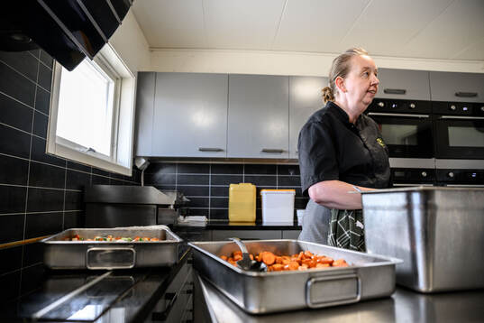 Koch Viveca Johansson lagar lunch till spelarna i Mjällby
