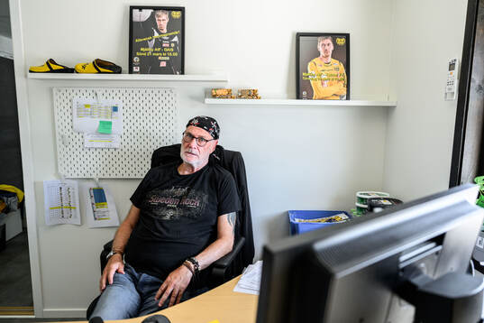Thomas ”Slaktarn” Carlsson på kansliet i Mjällby
