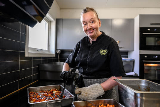 Koch Viveca Johansson lagar lunch till spelarna i Mjällby