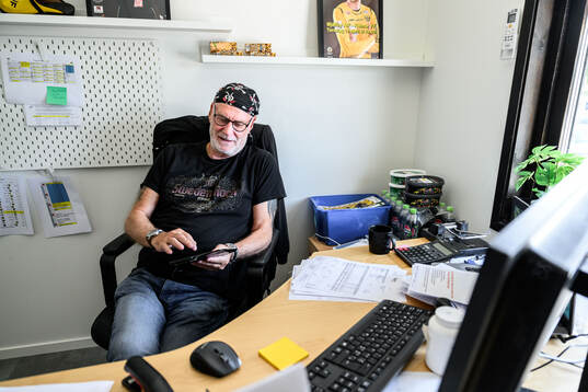Thomas ”Slaktarn” Carlsson på kansliet i Mjällby