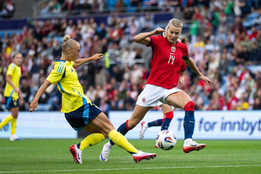 Hanna Bennison of Sweden and Ada Hegerberg of Norway