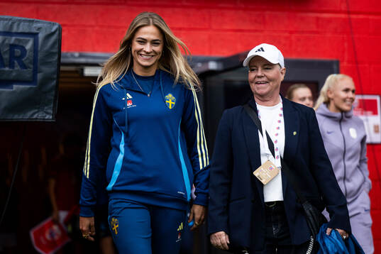 Fridolina Rolfö and head of delegation Marika Domanski