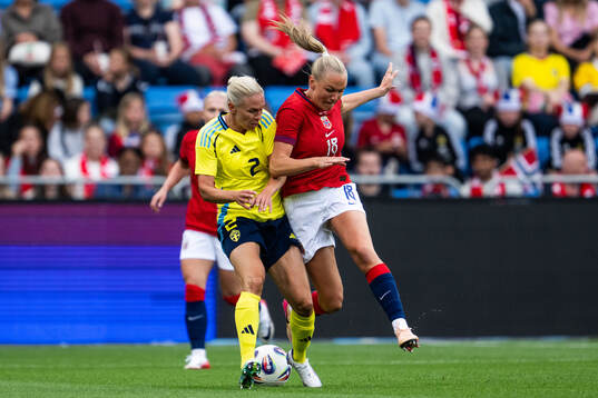 Jonna Andersson of Sweden and Frida Maanum of Norway