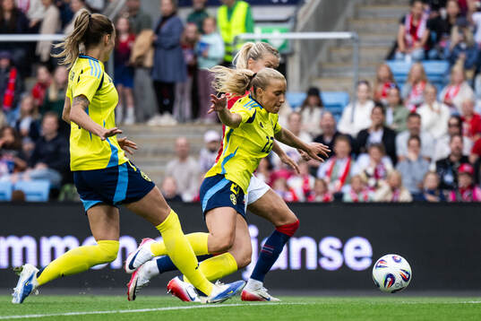 Smilla Holmberg of Sweden and Ada Hegerberg of Norway