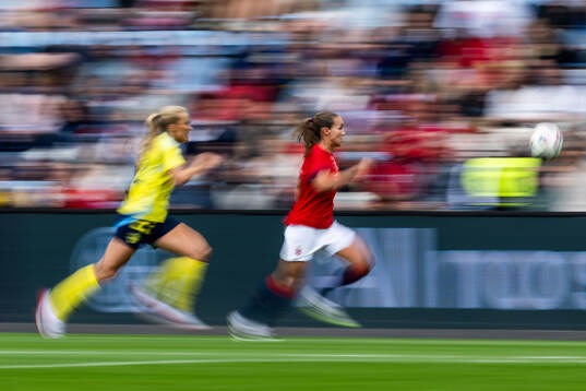 Smilla Holmberg of Sweden and Vilde Bøe Risa of Norway