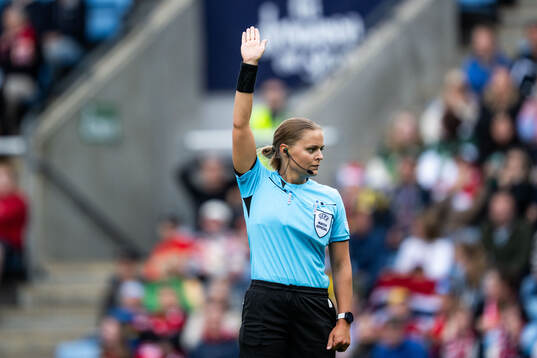 Referee Nanna Andersen
