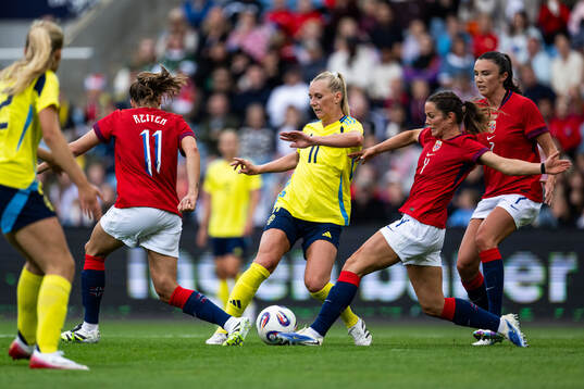 Stina Blackstenius of Sweden against Guro Reiten, Tuva