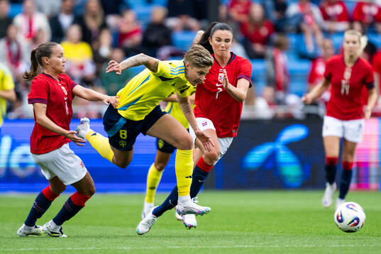 Guro Reiten and Ingrid Syrstad Engen of Norway against Lina