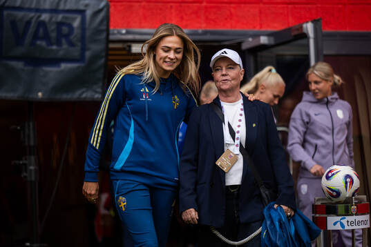 Fridolina Rolfö and head of delegation Marika Domanski