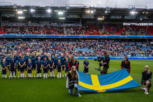 Kosovare Asllani, goalkeeper Jennifer Falk, Jonna