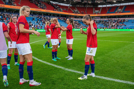 Guro Reiten and players of Norway look dejected