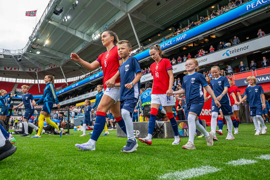 Vilde Bøe Risa and Caroline Graham Hansen of Norway enter