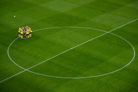Kosovare Asllani and players of Sweden gather in a circle