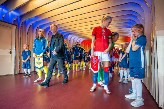 Kosovare Asllani of Sweden, head coach Peter Gerhardsson of