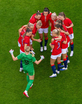 Goalkeeper Selma Panengstuen and players of Norway
