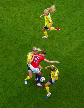 Caroline Graham Hansen of Norway in action against Amanda