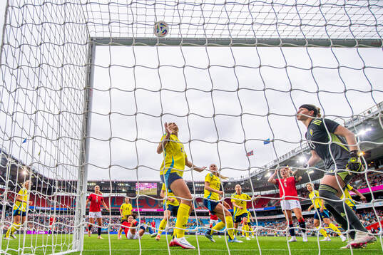 Smilla Holmberg, Amanda Ilestedt and goalkeeper Tove Enblom