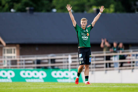 Varbergs Edvin Tellgren jublar fotbollsmatchen i Superettan
