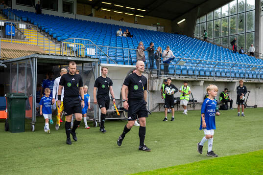 Trelleborgs och Oddevolds spelare gör entré