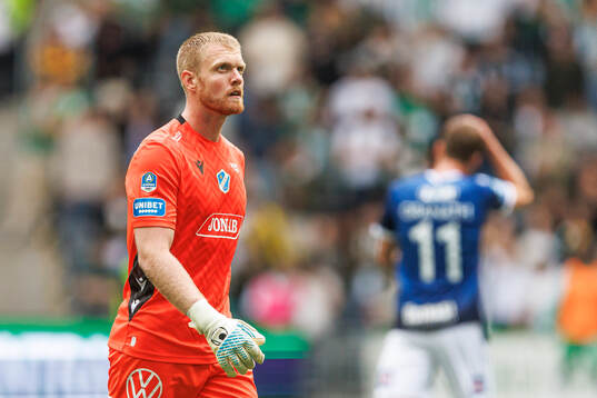 Halmstads målvakt Tim Erlandsson deppar