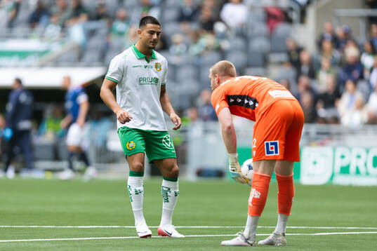 Hammarbys Jusef Erabi och Halmstads målvakt Tim Erlandsson