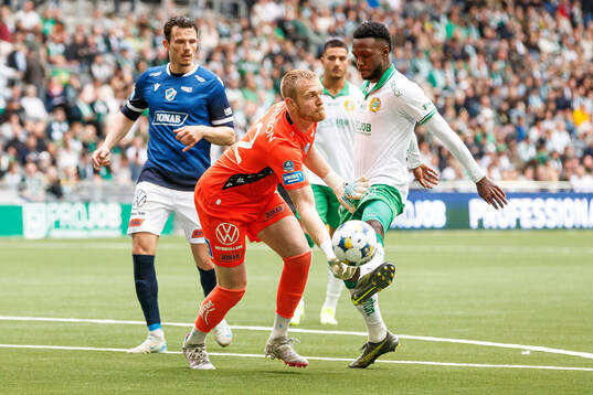 Halmstads målvakt Tim Erlandsson och Hammarbys Shaquille