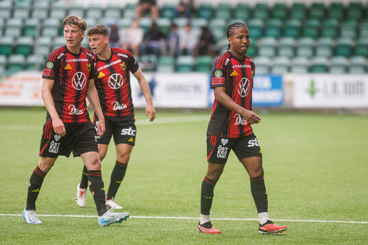 Östersunds spelare lämnar planen