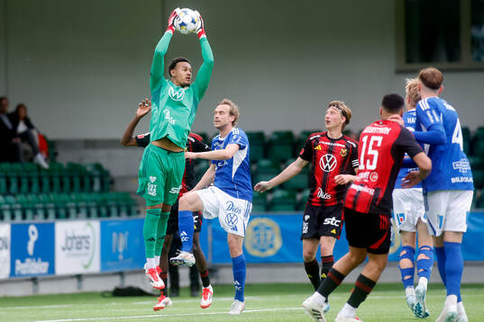 Östersunds målvakt Tyree Griffiths och GIF Sundsvalls