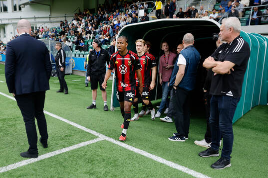 Östersunds Nebiyou Perry när fotbollsmatchen återupptogs