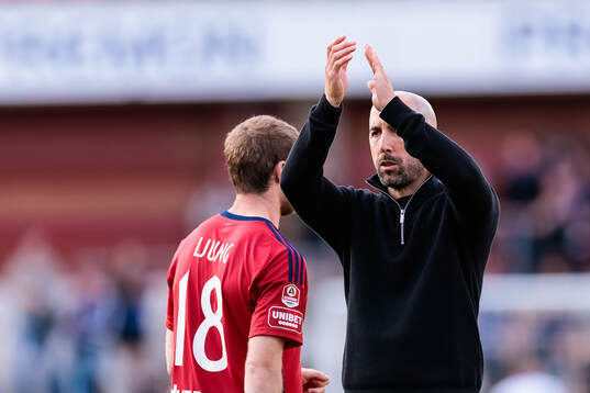 Östers tränare Martin Foyston jublar