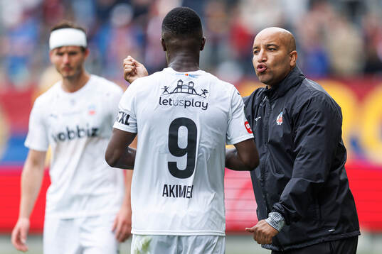 Helsingborgs Adam Akimey i samtal med Helsingborgs tränare
