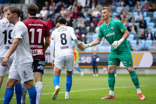 Helsingborgs Ervin Gigovic och målvakt Johan Brattberg