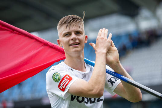 Helsingborgs Adrian Svanbäck jublar och firar framför