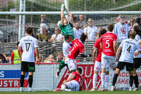 Degerfors målvakt Wille Jakobsson släpper in 0-2
