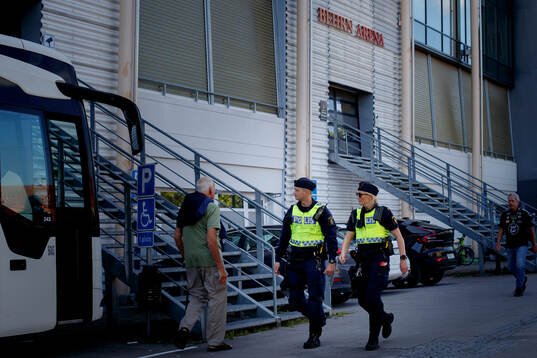 Poliser utanför Behrn Arena