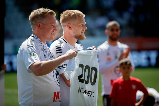 Örebros Karl Holmberg hyllas för 200 matcher