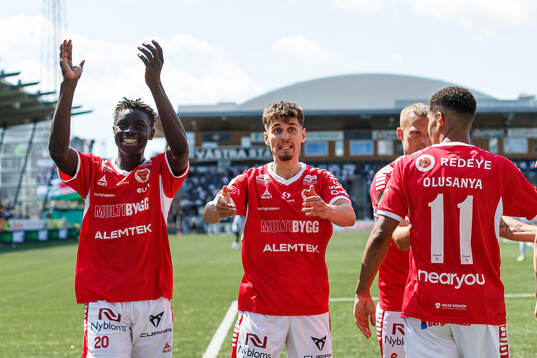 Kalmars Gibril Sosseh och Camil Jebara jublar