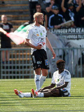 Örebros Karl Holmberg och Blessing Asumang Dankwah deppar