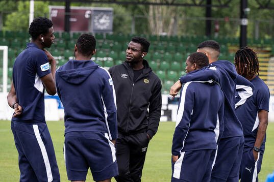 Elfsborgs Buhari Ibrahim i samtal med spelare i Värnamo