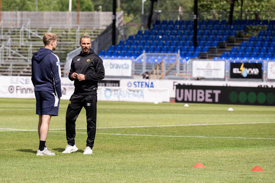 Elfsborgs Niklas Hult i samtal med spelare i Värnamo