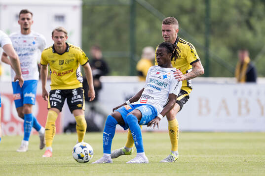 Elfsborgs Julius Magnusson och Värnamos Frank Junior Agyei