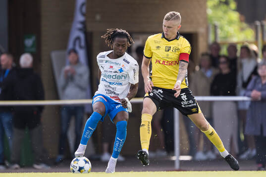 Värnamos Frank Junior Agyei och Elfsborgs Sebastian Holmen