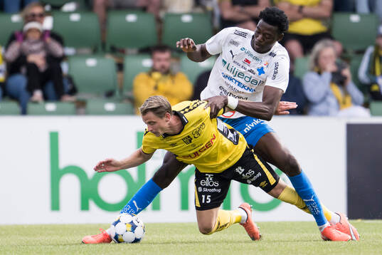 Elfsborgs Simon Hedlund och Värnamos Rufai Mohammed